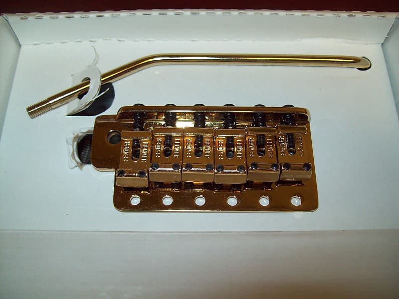 Оригинальный Fender '62 Reissue Strat Tremolo Assembly - GOLD, 099-2049-200 - фото