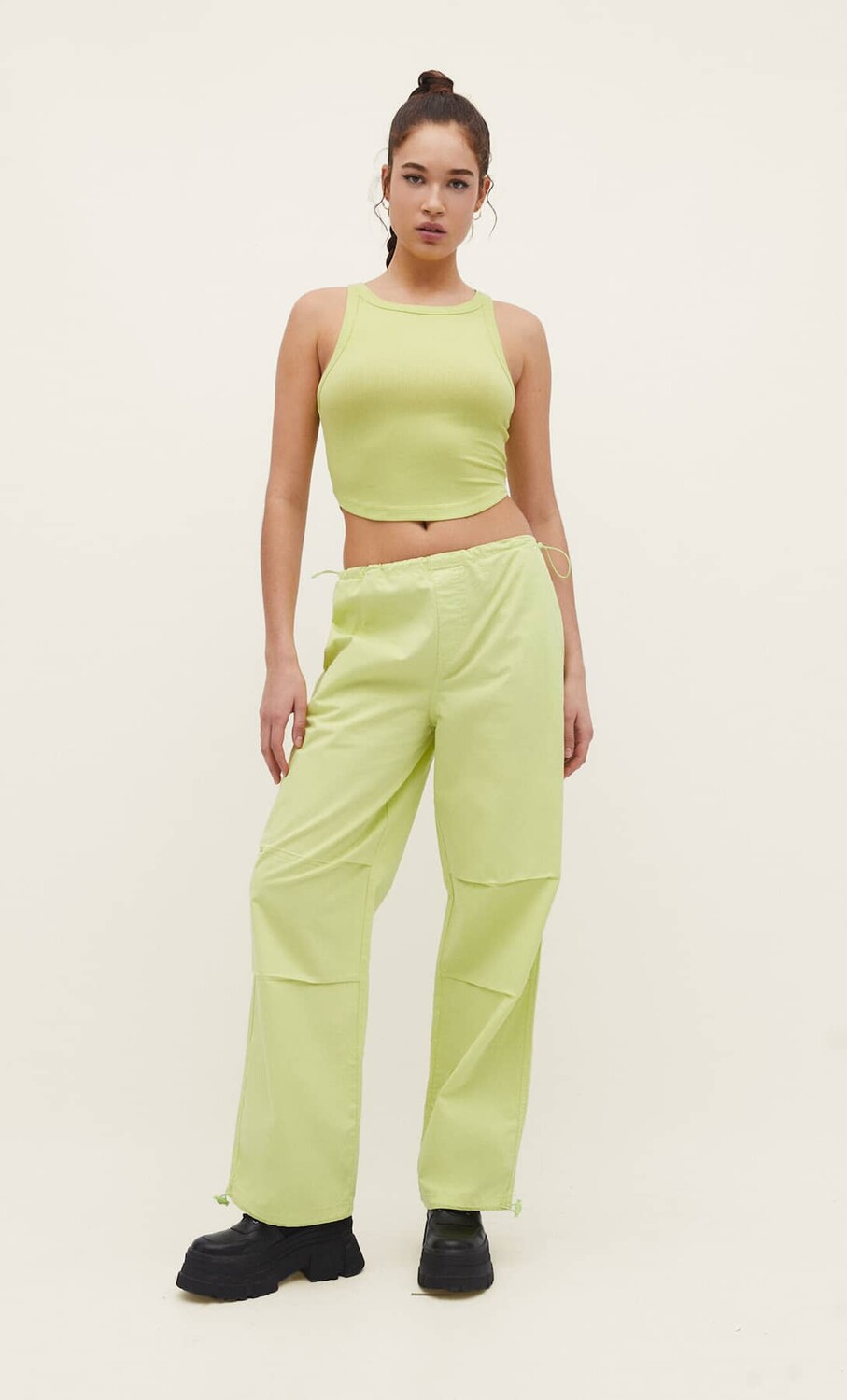 

Брюки Stradivarius Poplin Parachute With Stoppers, светло-зеленый