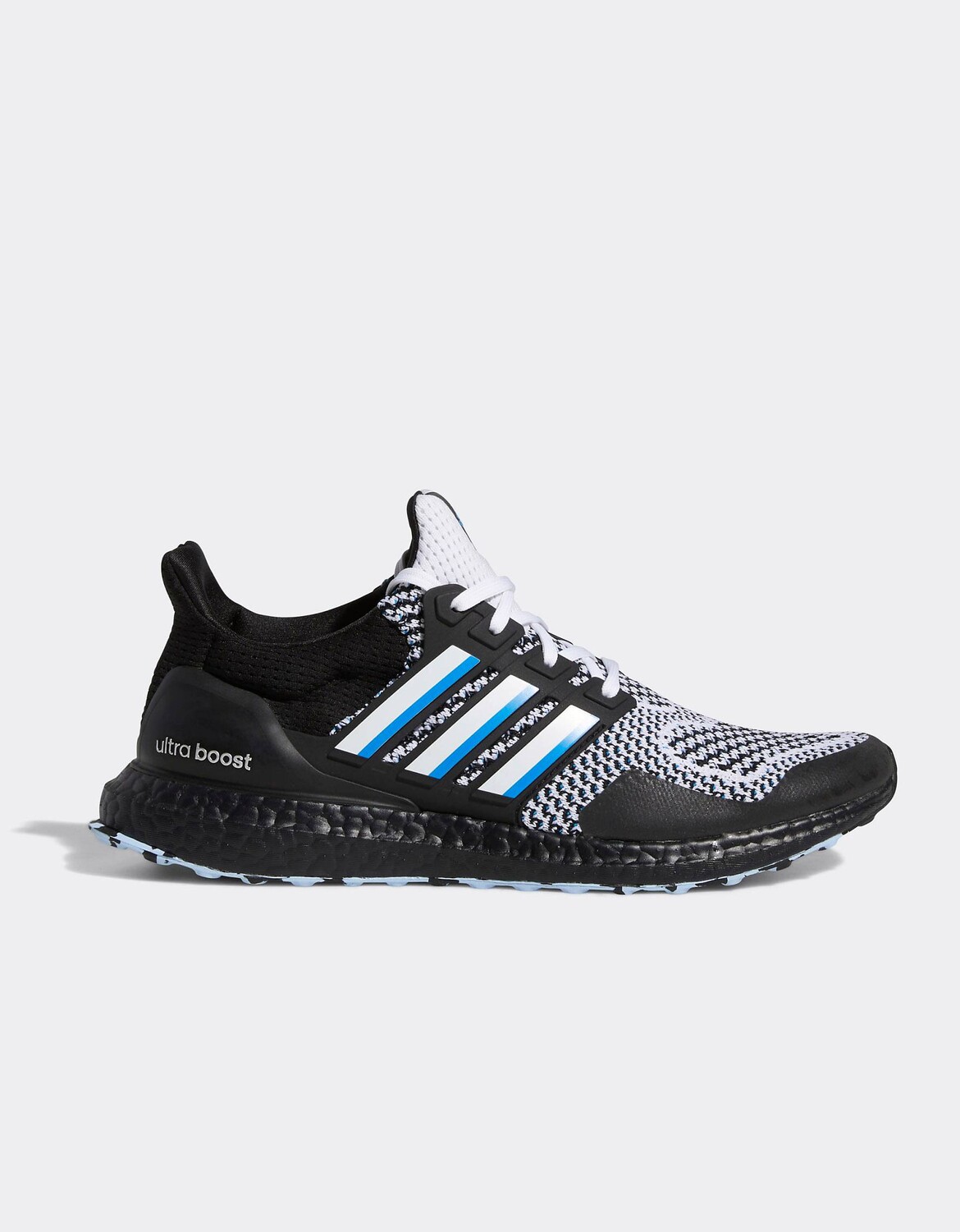 

Черные, белые и синие кроссовки adidas Running Ultraboost