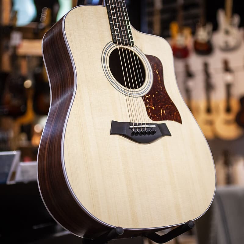 

Taylor 210ce Dreadnought Acoustic/Electric со структурированной сумкой для концерта