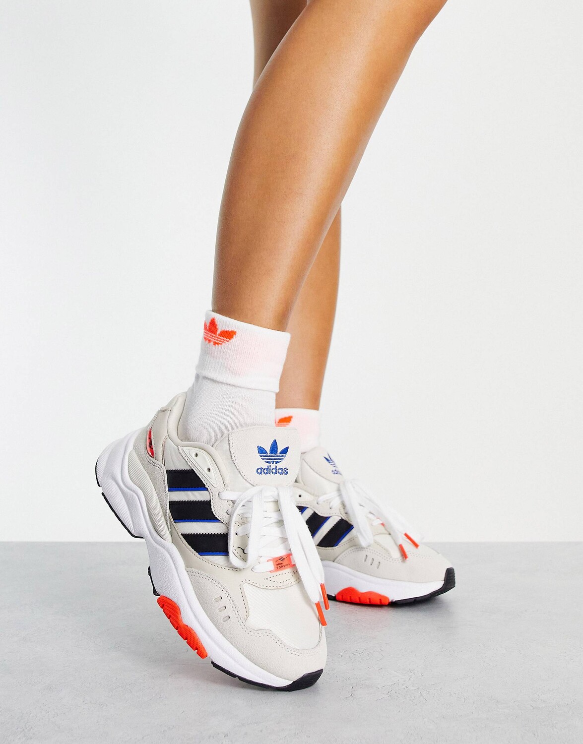 

Кремово-белые кроссовки adidas Originals Retropy F90 с красными деталями