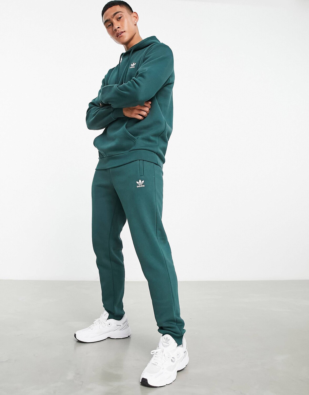 

Темно-зеленые джоггеры adidas Originals essentials