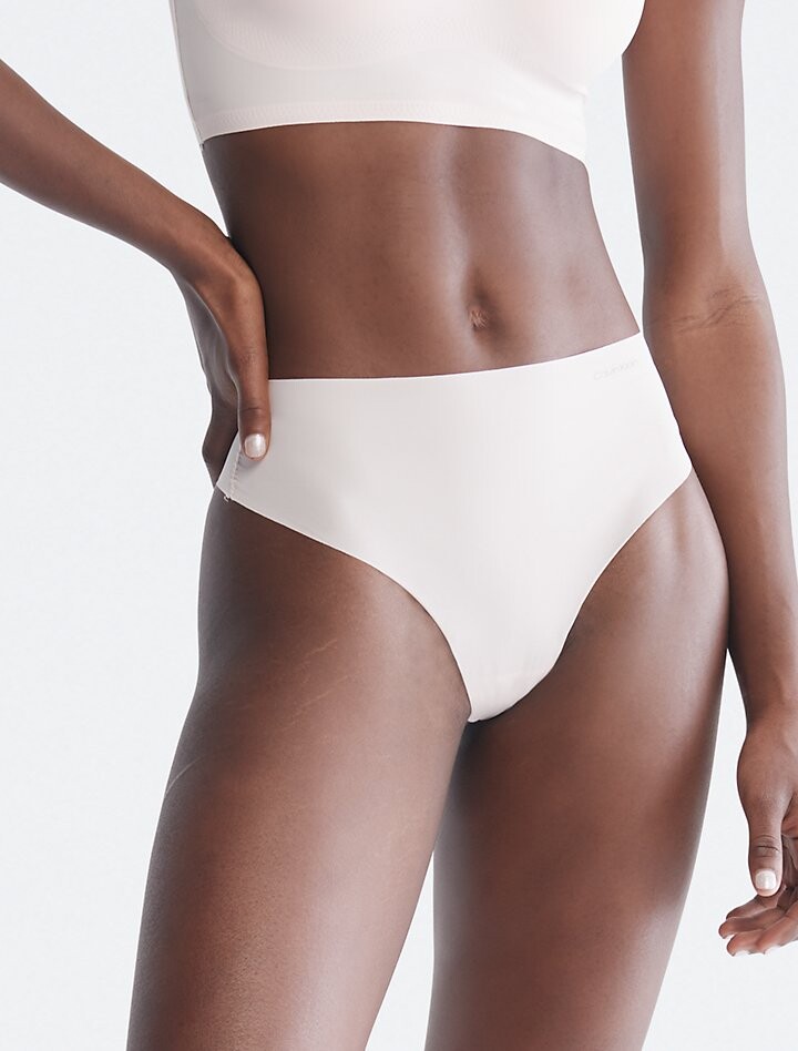 

Стринги Invisibles с высокой талией Calvin Klein