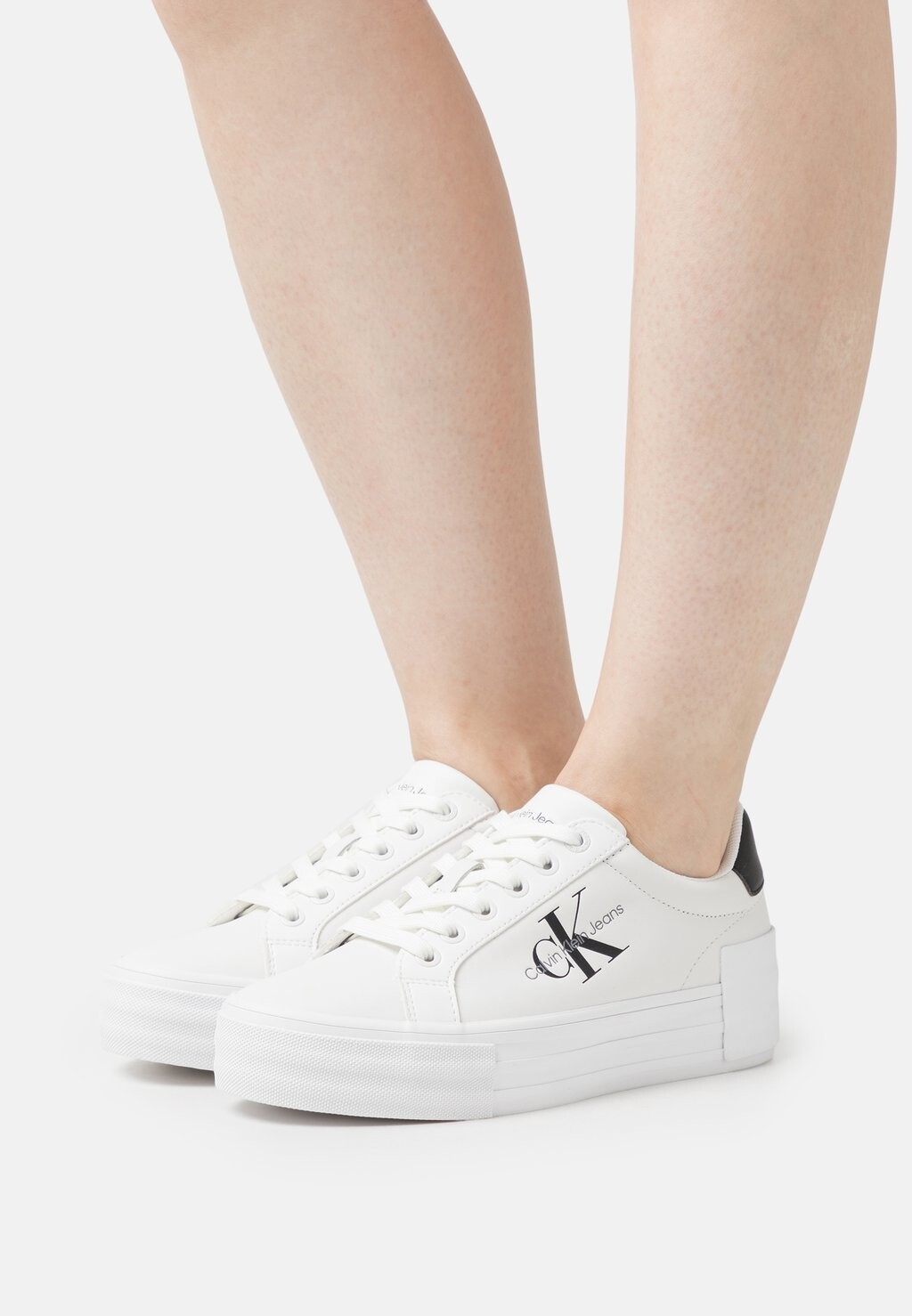 

Низкие кроссовки BOLD LACEUP Calvin Klein Jeans, ярко-белый/черный