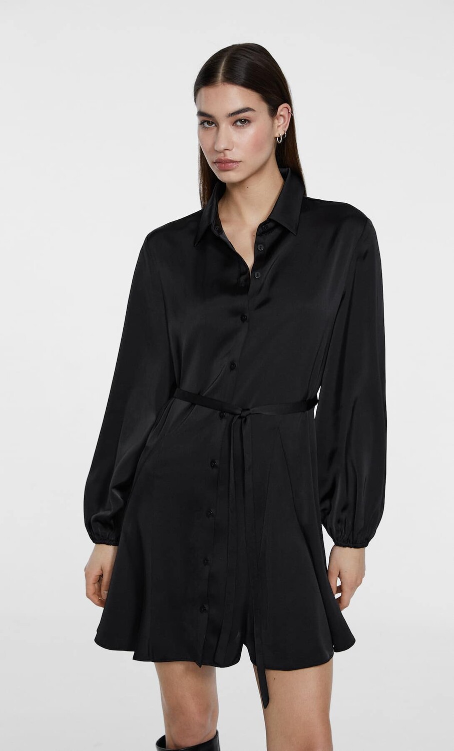 

Короткое атласное платье godet Stradivarius, черный