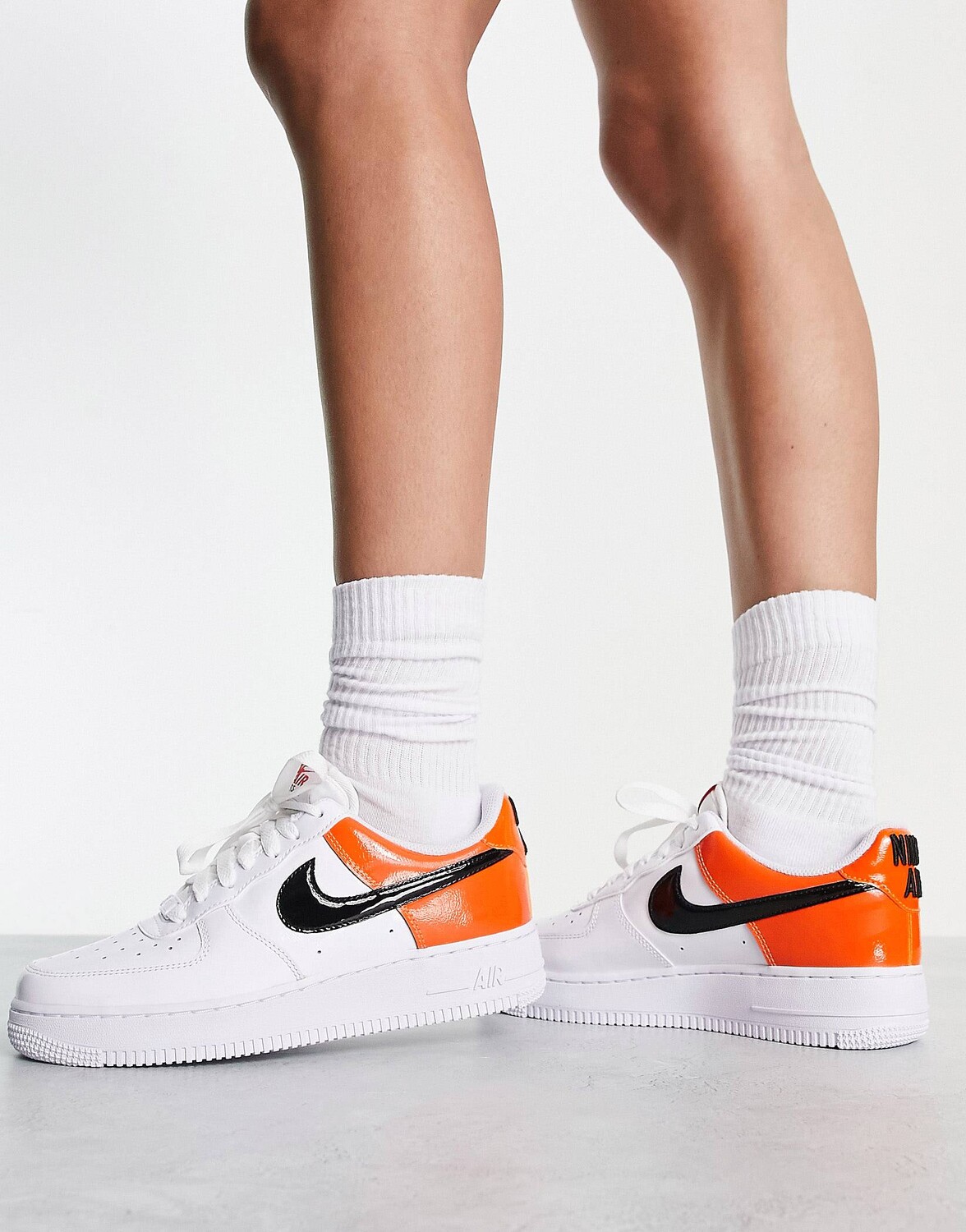 

Кроссовки Nike Air Force 1 '07 белого и ярко-оранжевого цветов