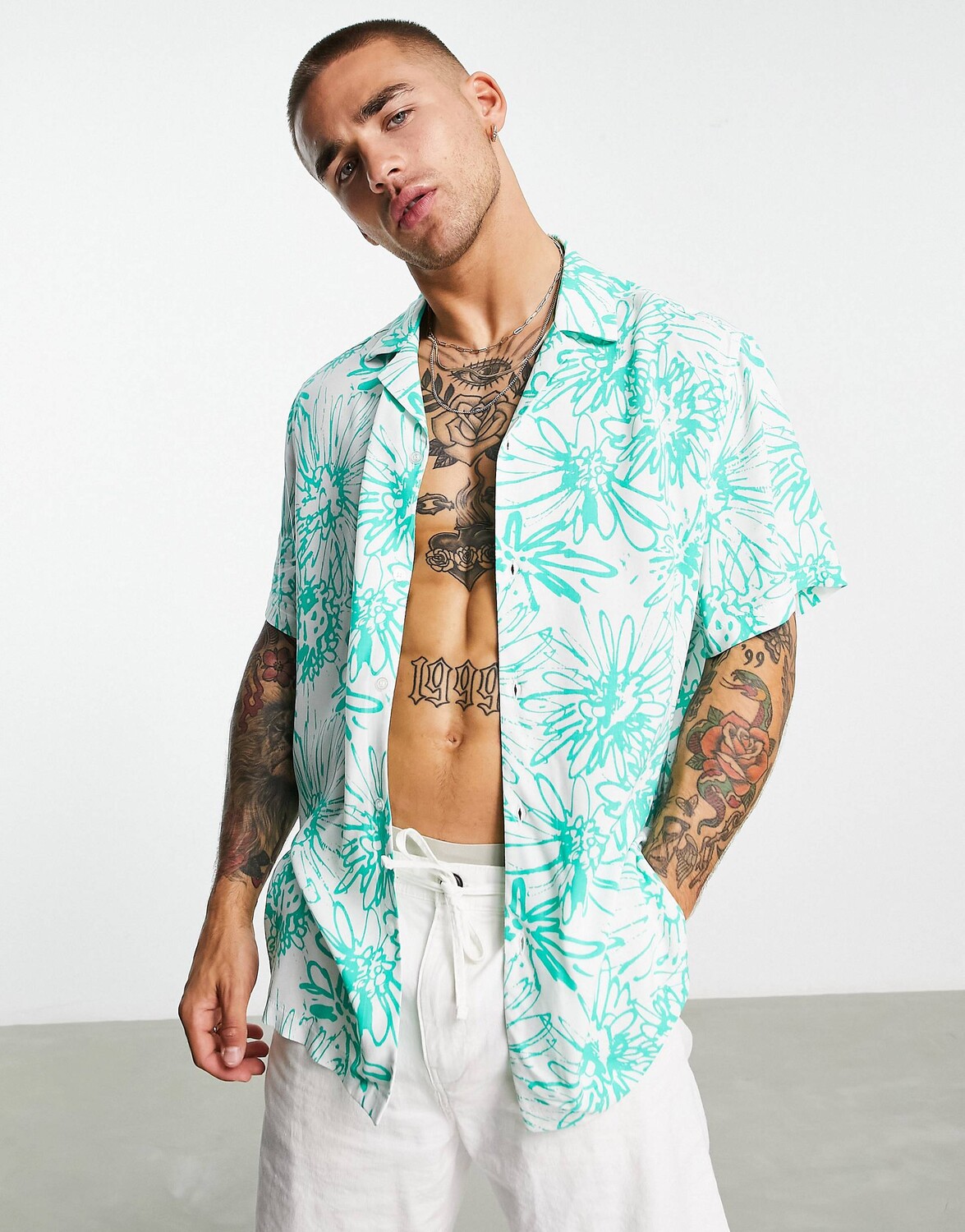

Белая рубашка свободного кроя с зеленым цветочным принтом ASOS DESIGN