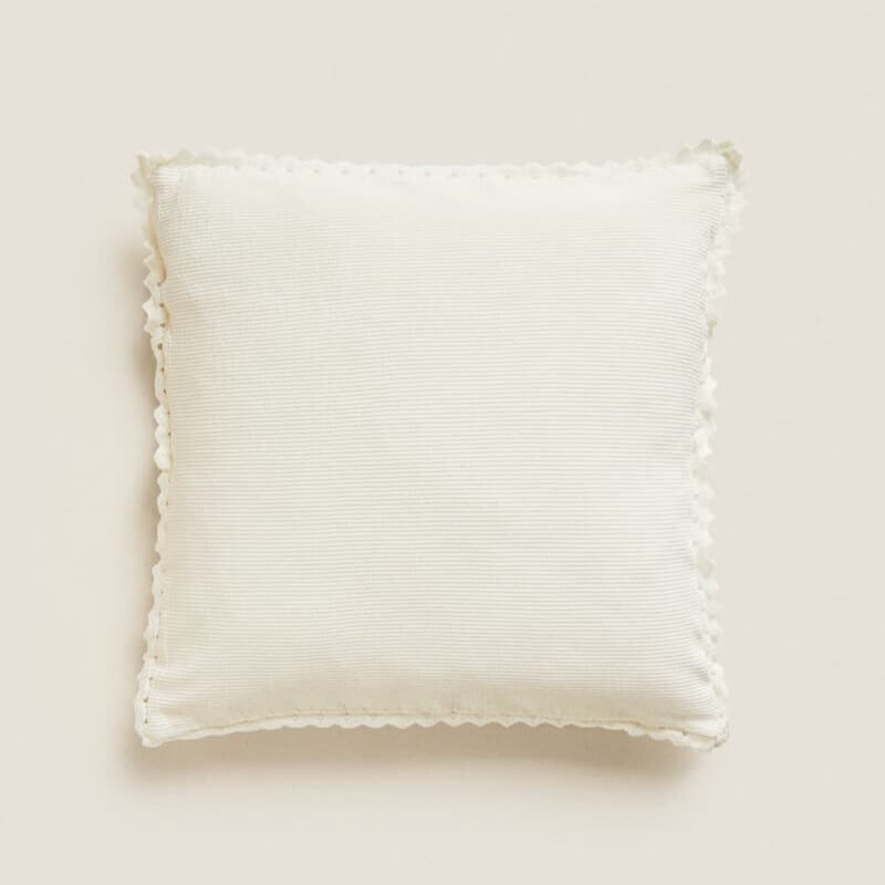 

Чехол для декоративной подушки Zara Home Crochet Ruffle Trim, ванильный
