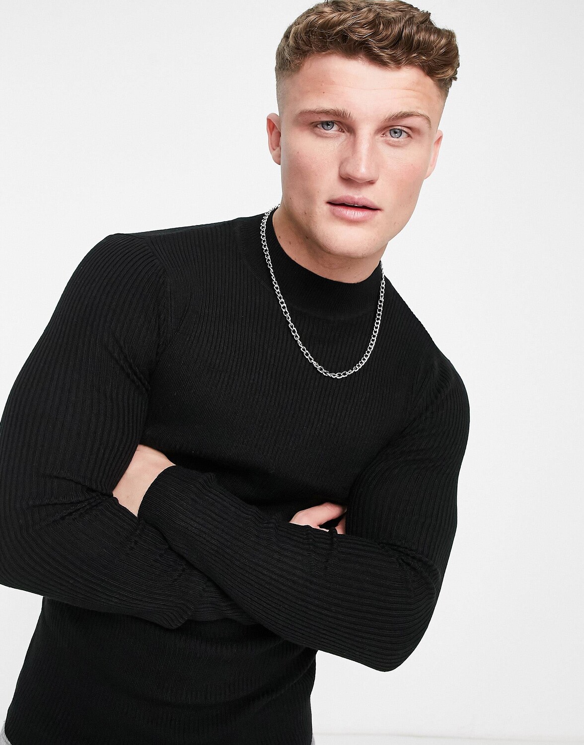

Черный трикотажный джемпер в рубчик с высоким воротником ASOS DESIGN
