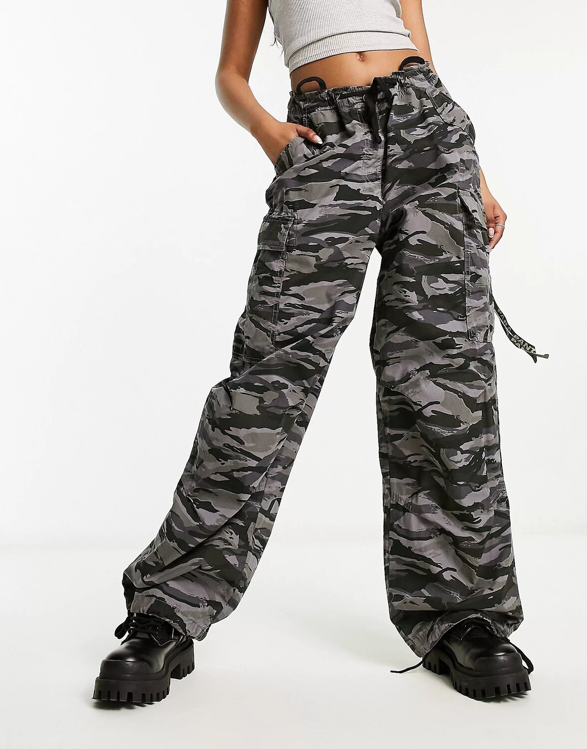 

Брюки Superdry Vintage Baggy Parachute, серый