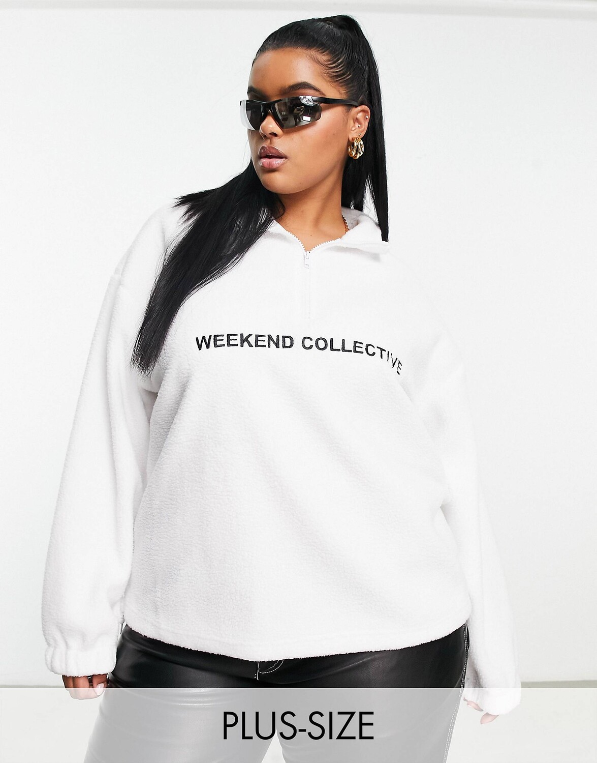 

Белая флисовая куртка на молнии с логотипом ASOS Weekend Collective Curve