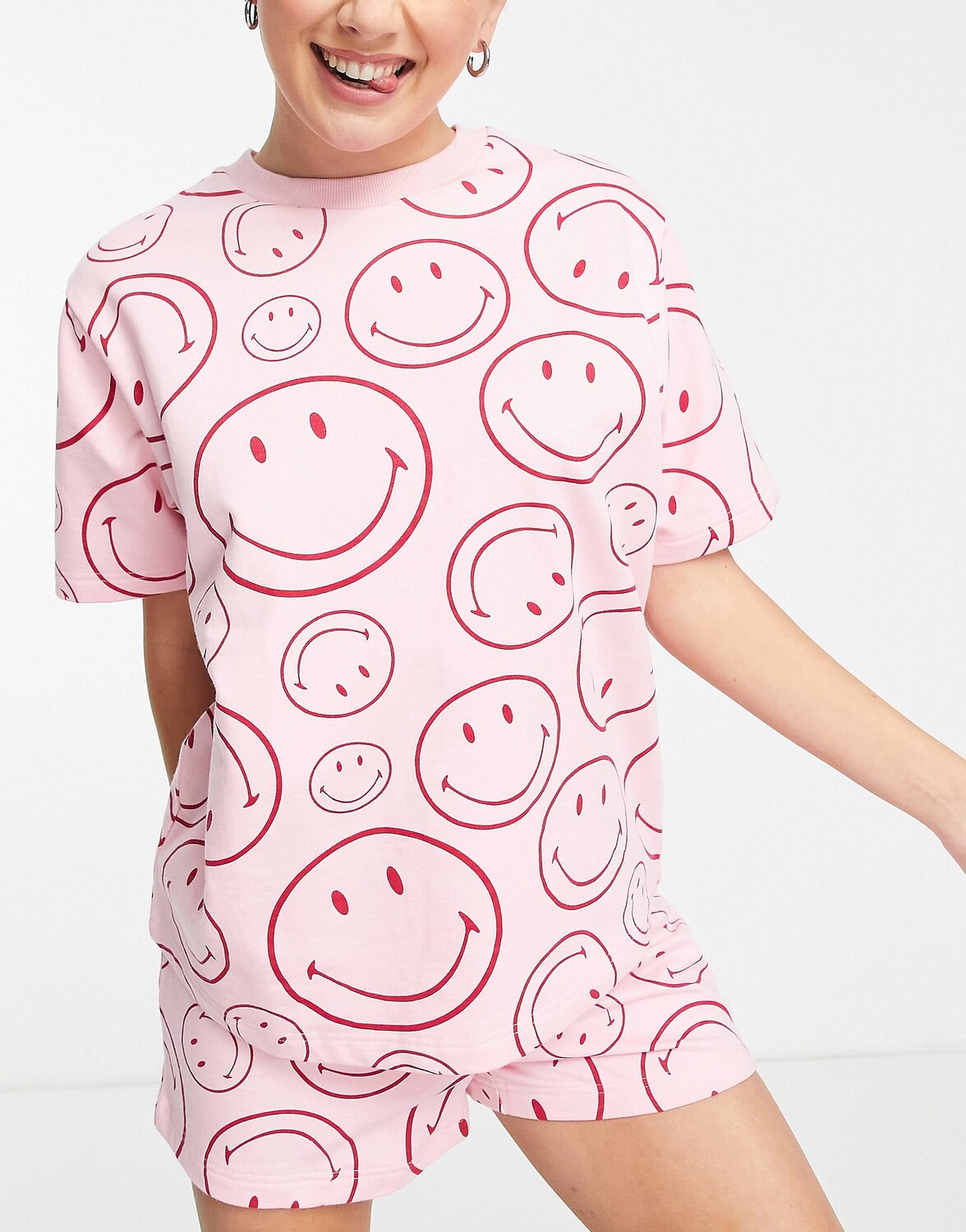 

Розовая футболка и шорты с начесом ASOS DESIGN lounge Smiley