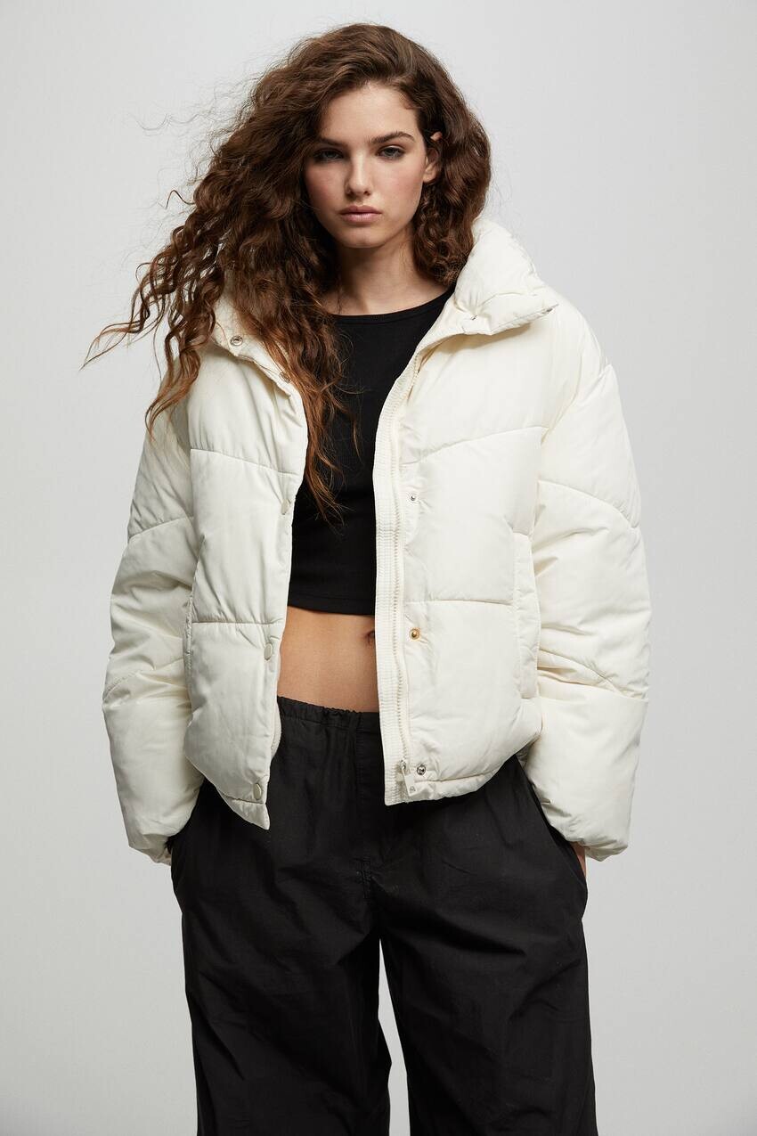 

Стеганая куртка с высоким воротником Pull&Bear, экрю
