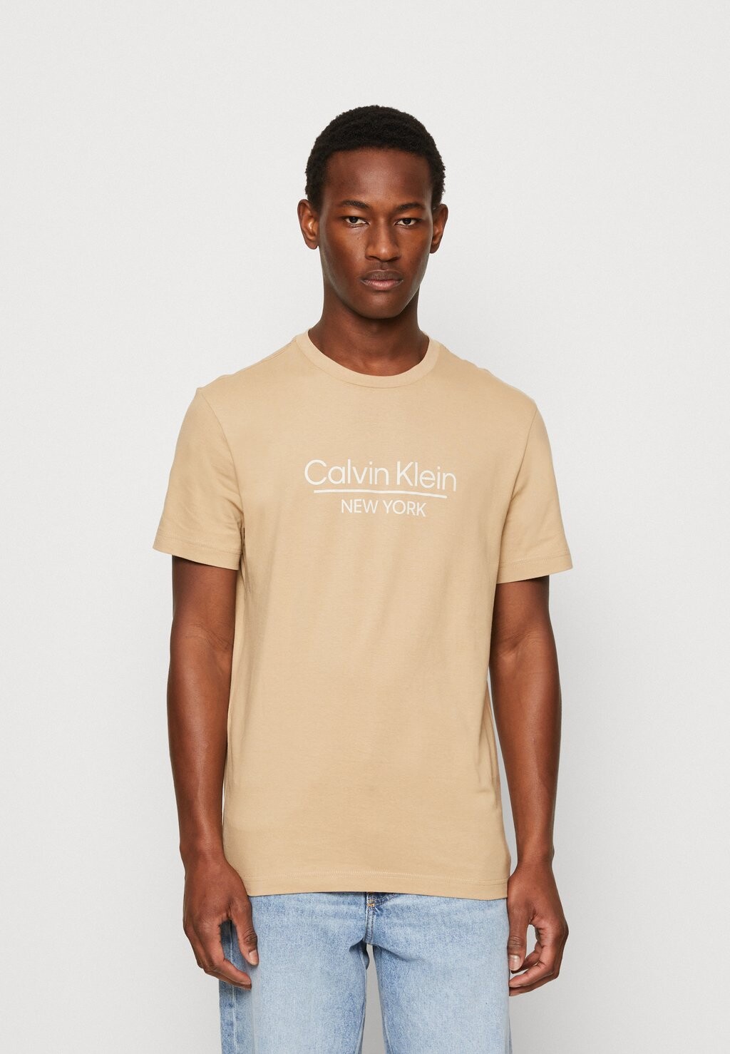 

Футболка с принтом Calvin Klein, песочный