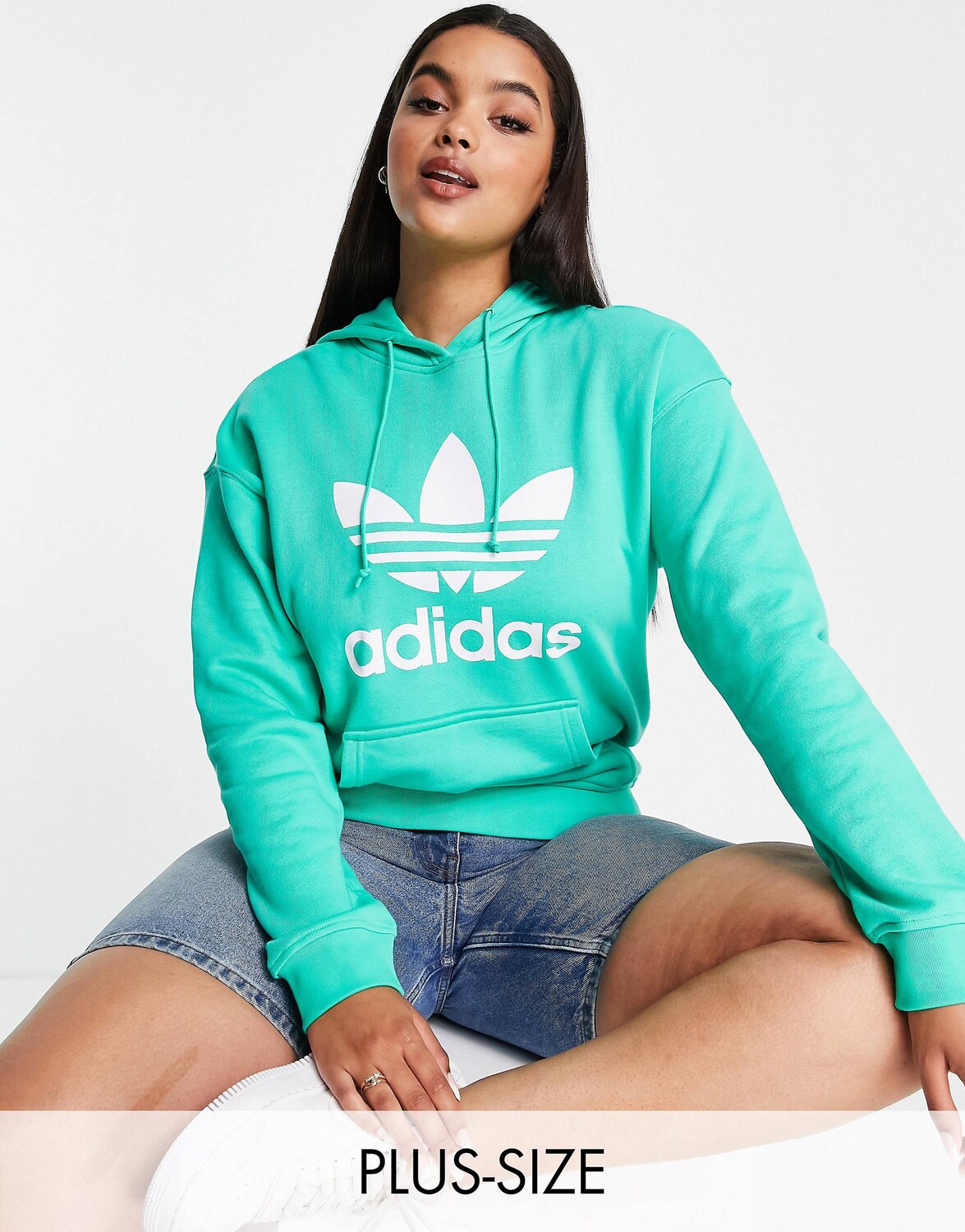 

Худи зеленого цвета с крупным логотипом adidas Originals Plus