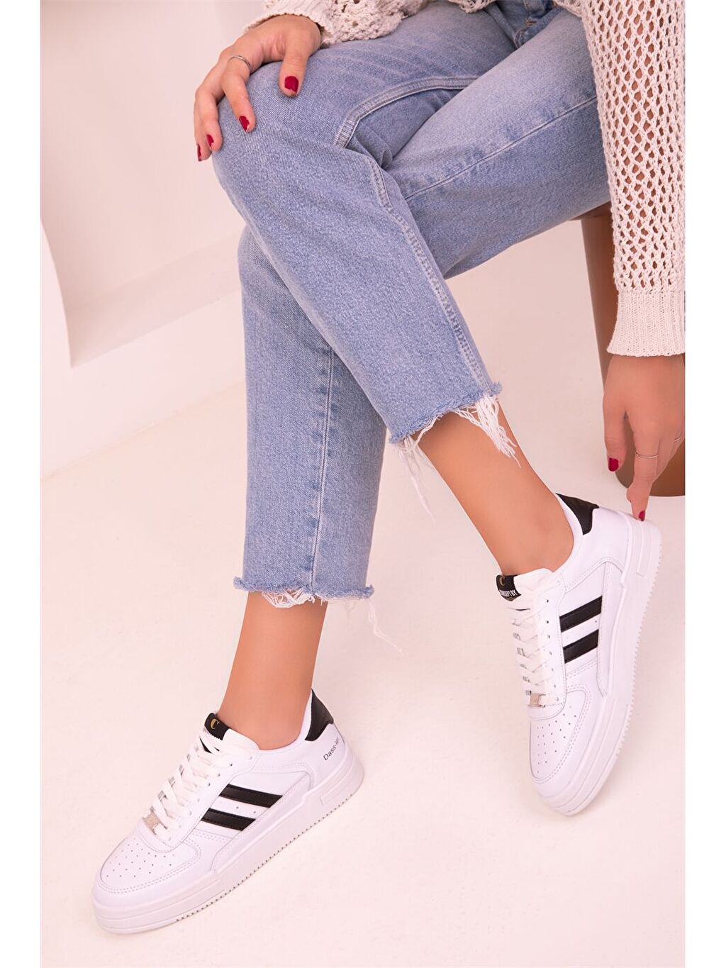 цена Кожаные женские кроссовки на шнуровке Soho Exclusive
