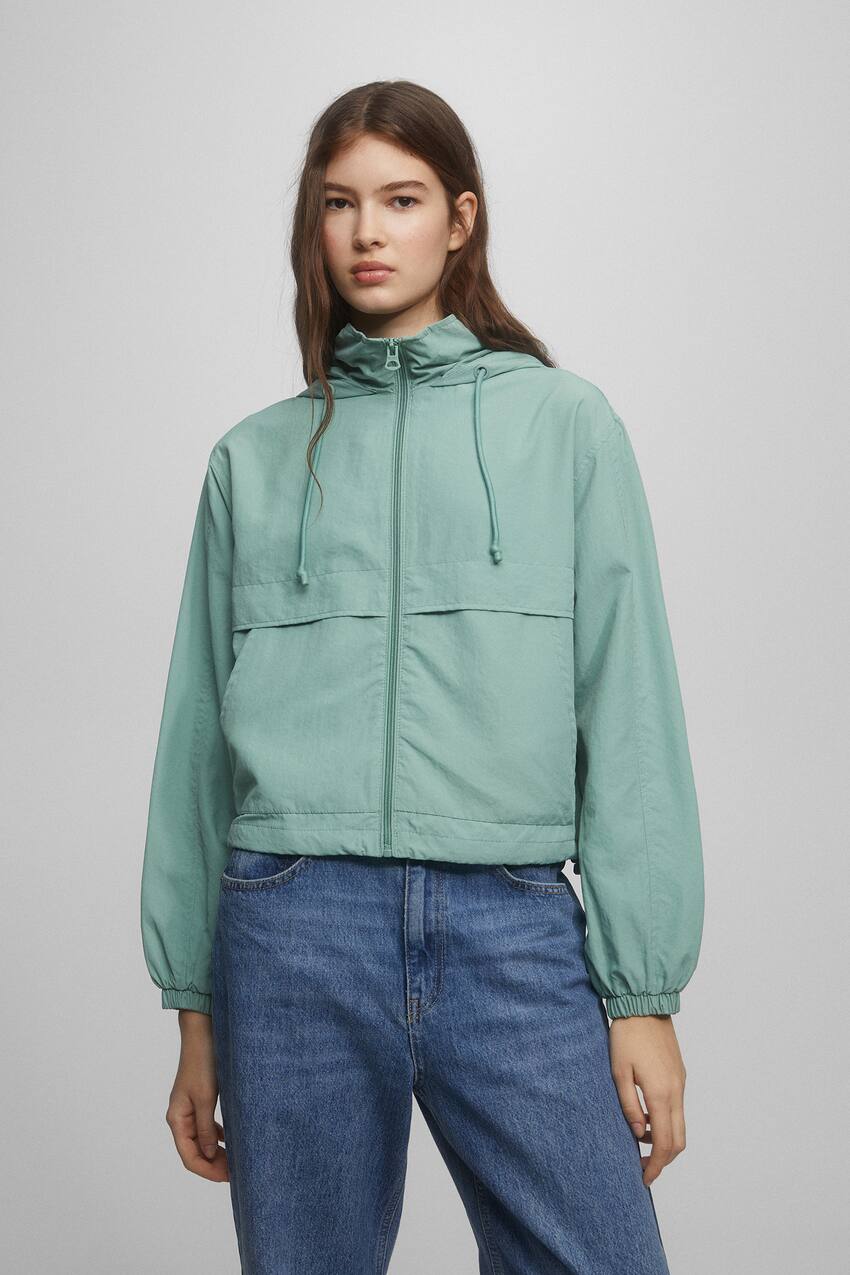 Короткая легкая куртка с карманами Pull&Bear, зеленый