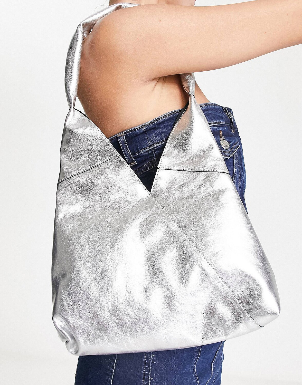 

Серебристая кожаная большая сумка ASOS DESIGN