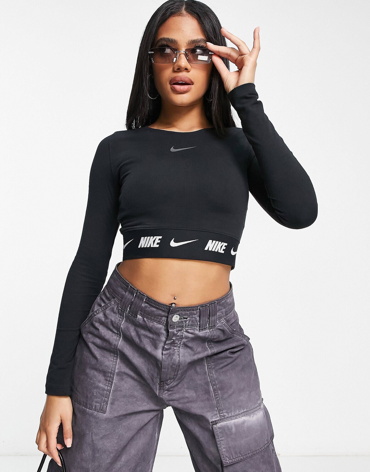 

Черный укороченный топ с длинными рукавами и лентой-галочкой Nike