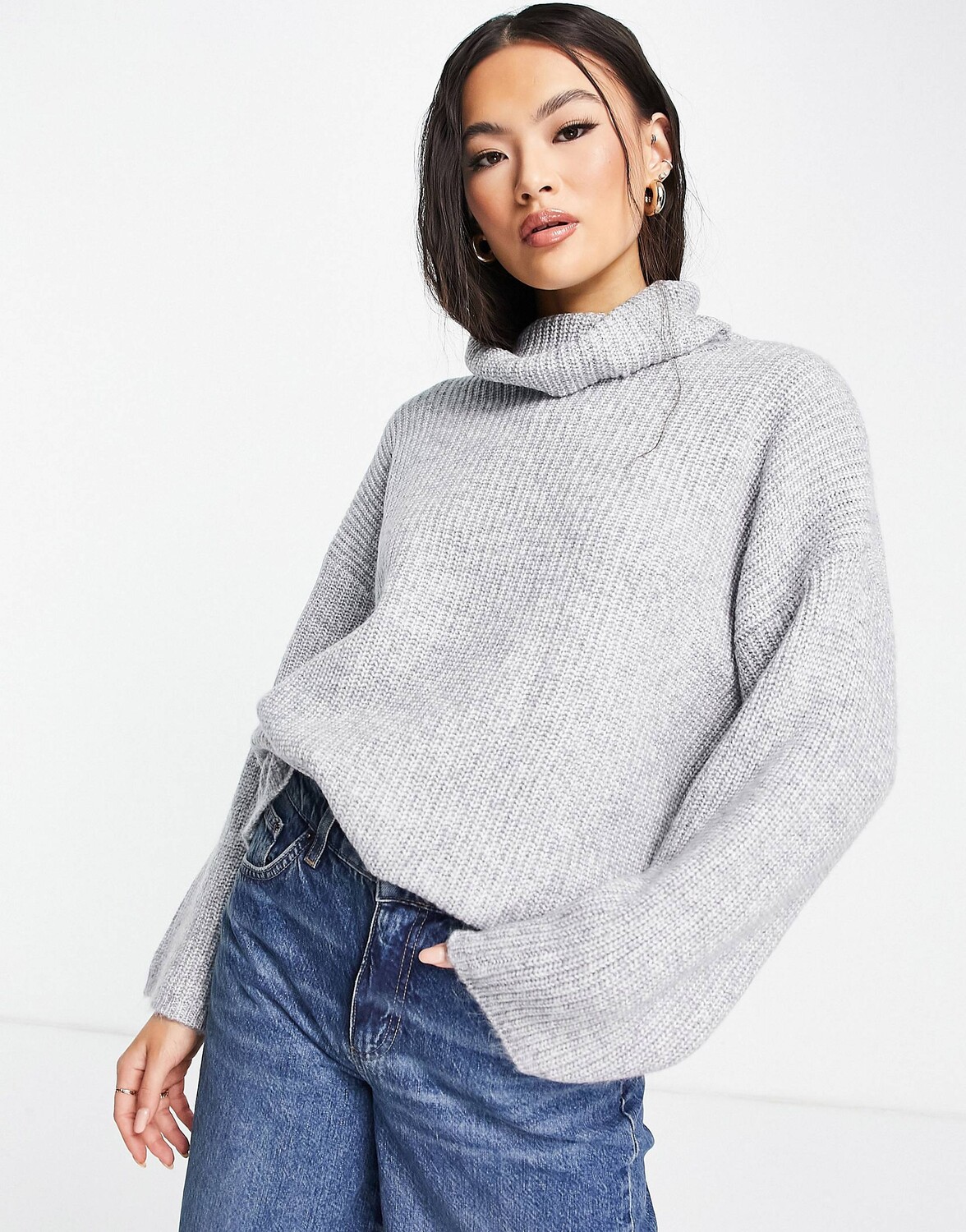 

Серый джемпер в рубчик с высоким воротником ASOS DESIGN