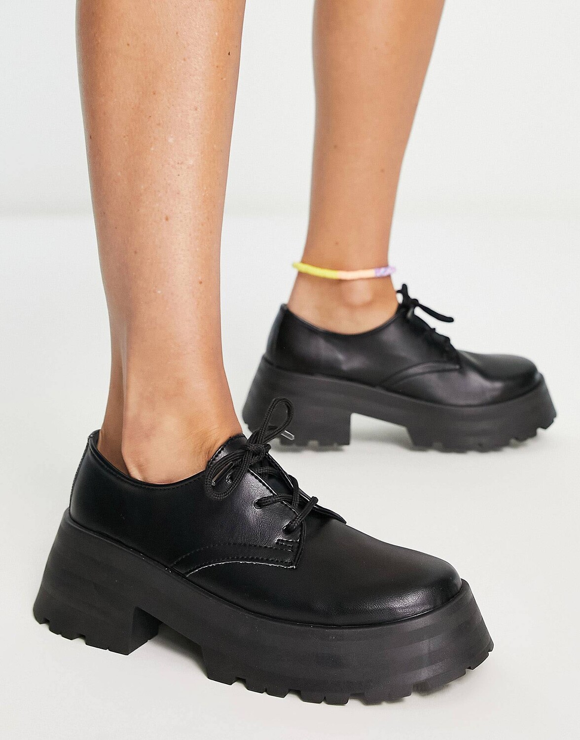 

Черные массивные туфли на плоской подошве со шнуровкой ASOS DESIGN Monday
