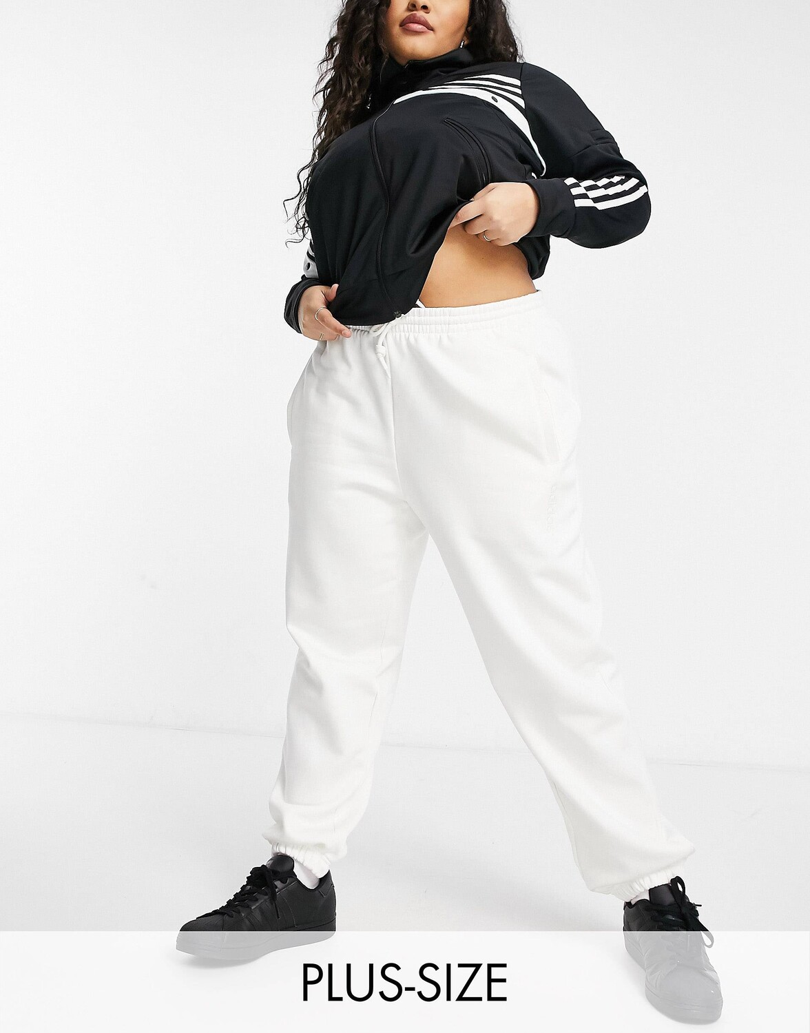 

Кремово-белые широкие джоггеры с манжетами adidas Originals 'Cozy Comfort' Plus