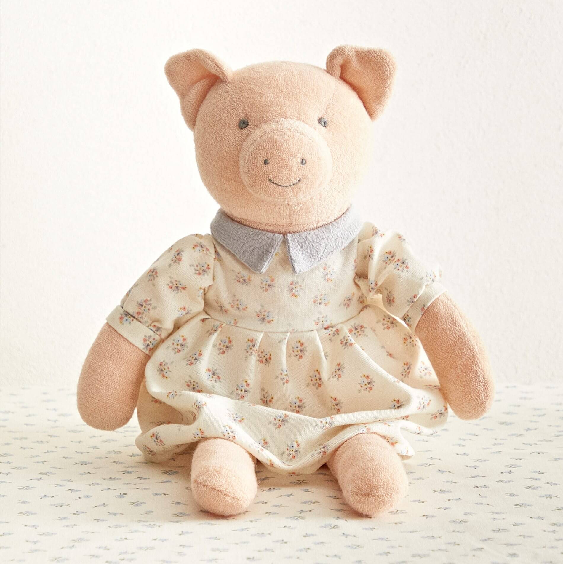Мягкая игрушка Zara Home Pig In Dress,розовый платье белое в синий цветочек