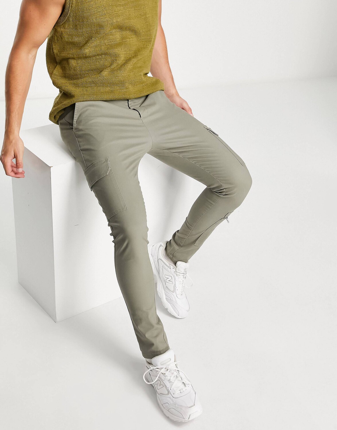 

Светло-хаки эластичные брюки карго с несколькими карманами ASOS DESIGN