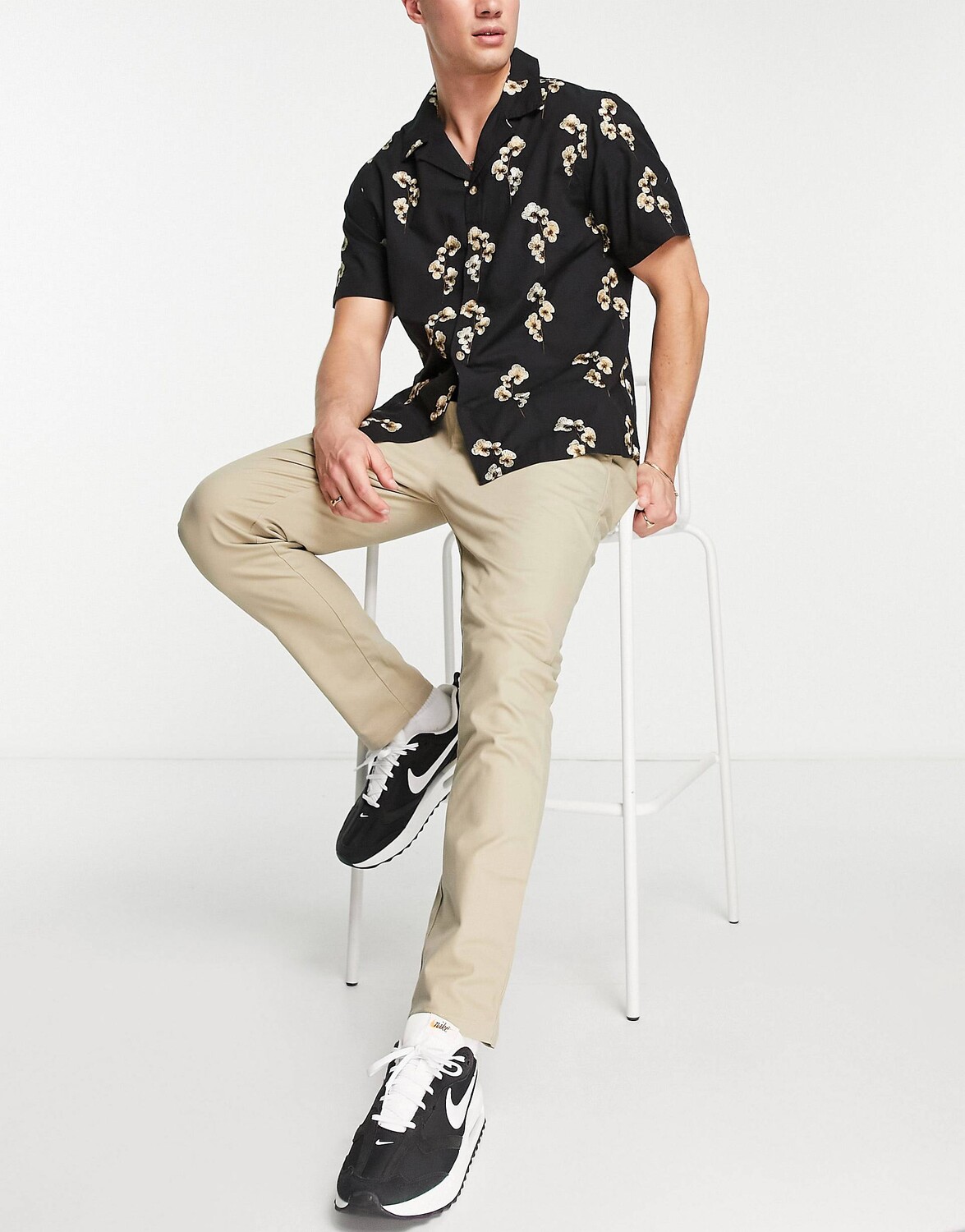 

Темно-бежевые брюки чинос скинни с эластичной талией ASOS DESIGN
