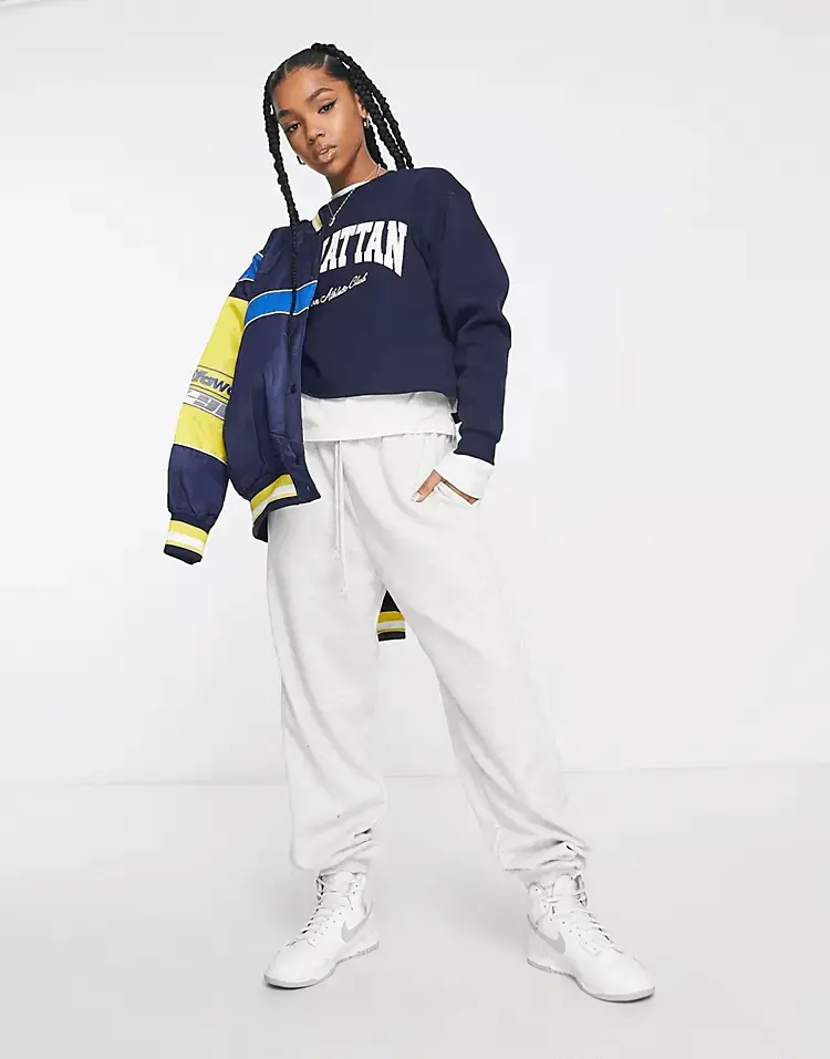 

Свитшот Stradivarius Cropped Manhattan, темно-синий
