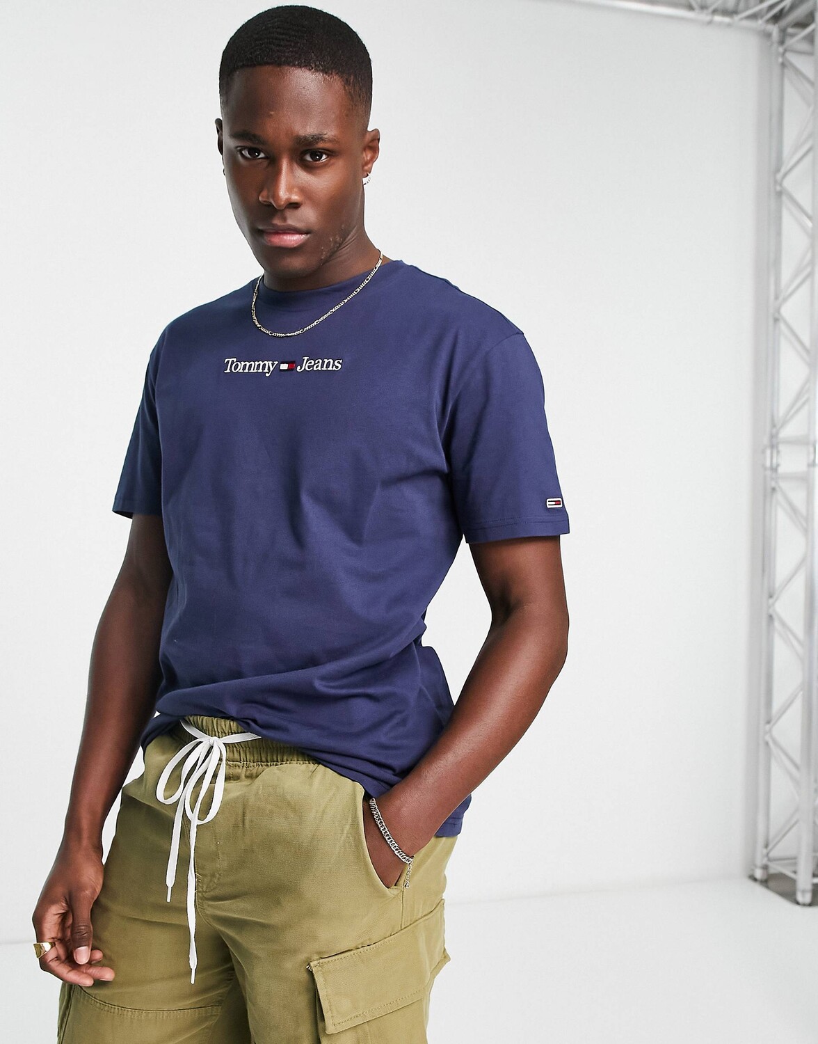 

Темно-синяя футболка классического кроя с логотипом Tommy Jeans