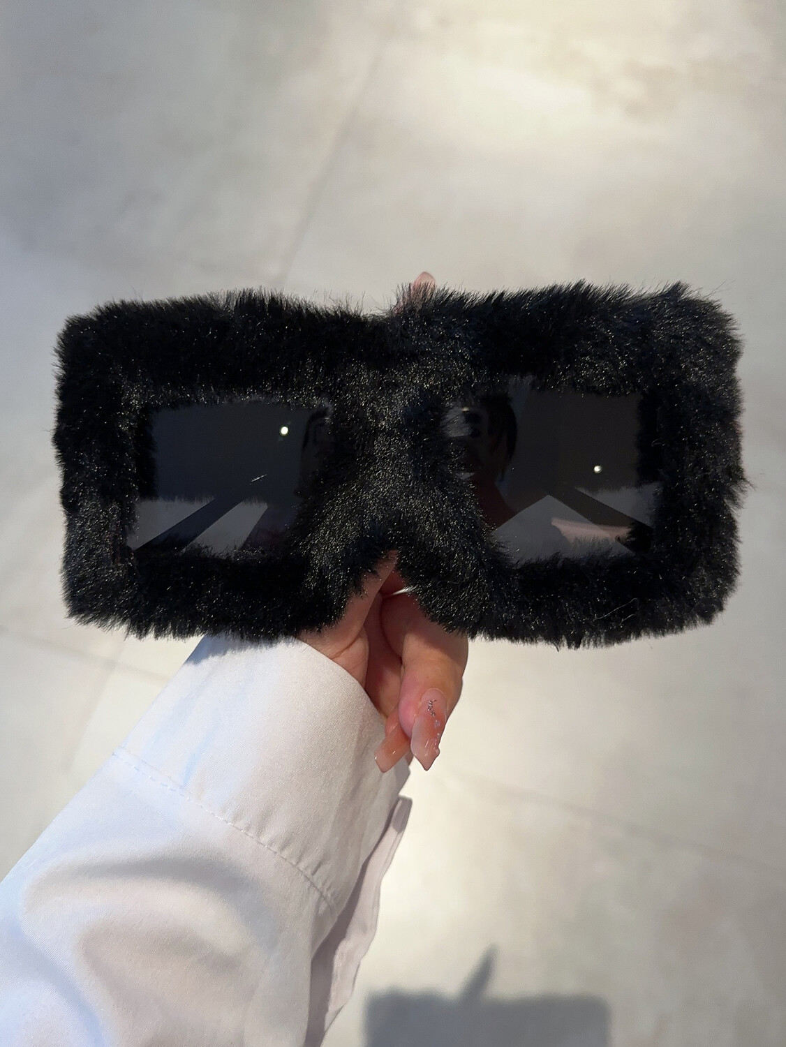 

Солнцезащитные очки Fuzzy в квадратной оправе, черный