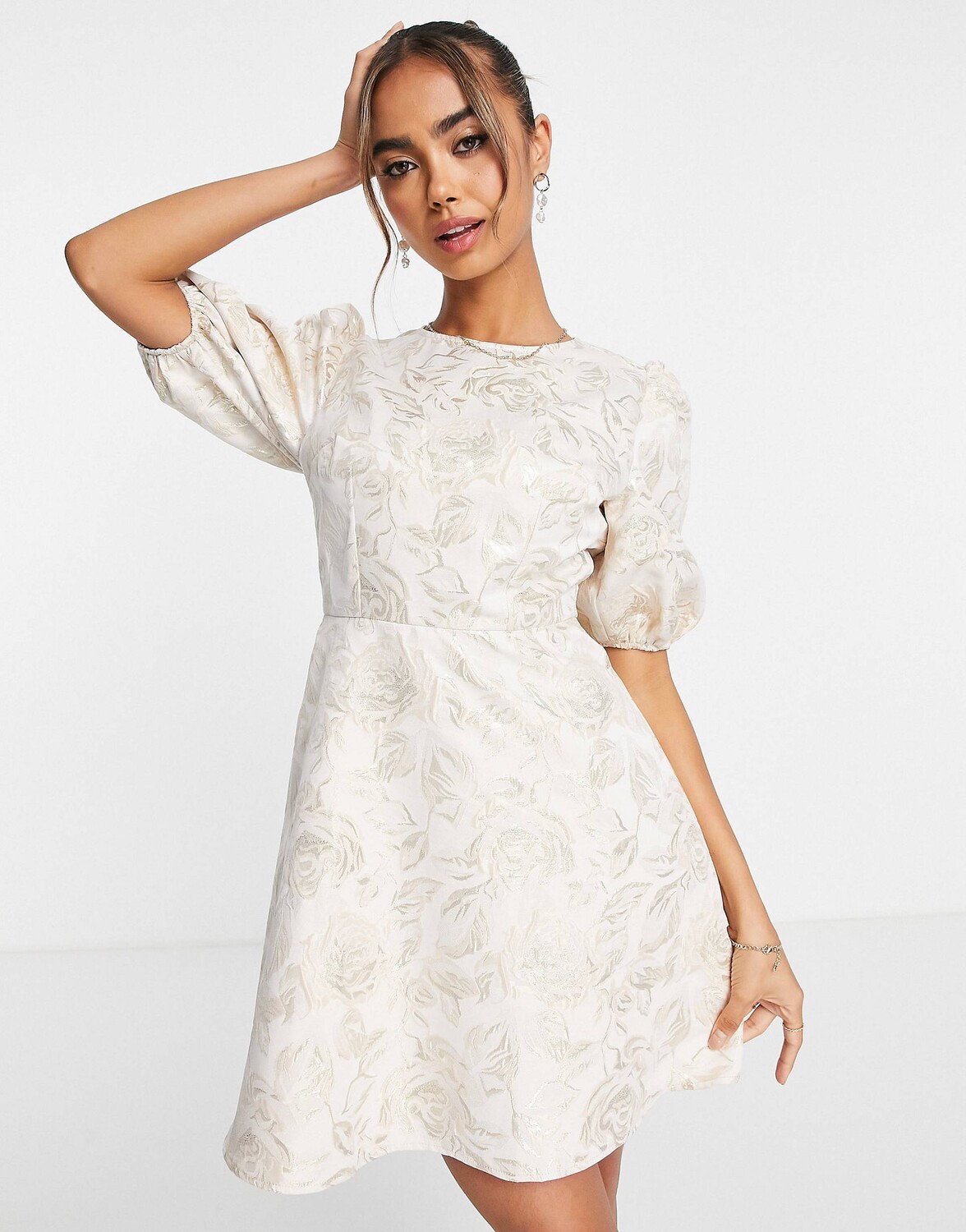 

Золотистое жаккардовое платье мини с пышными рукавами Miss Selfridge