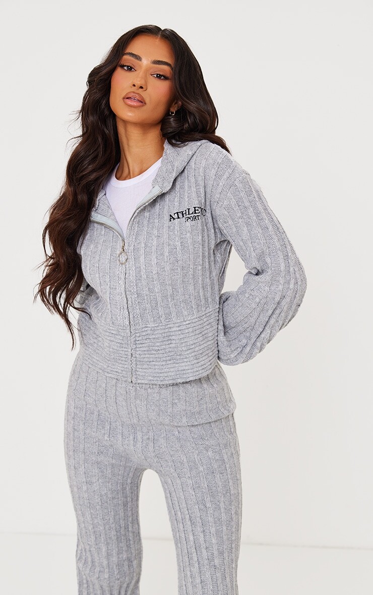 

PrettyLittleThing Миниатюрный серый спортивный укороченный вязаный кардиган на молнии с вышивкой