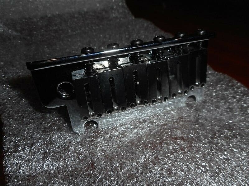 

Подлинное тремоло Fender для American Deluxe Strat - CHROME, #007-7092-000