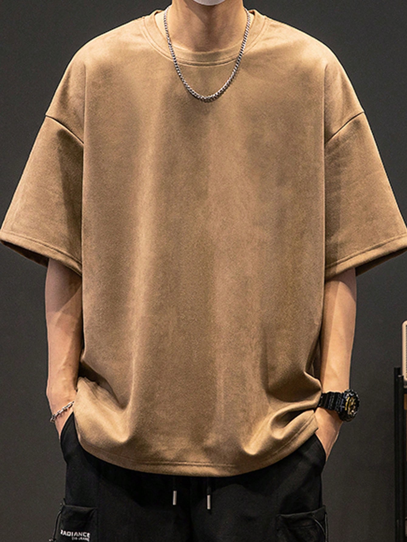 Мужская футболка с заниженными плечами и буквенным принтом, коричневый