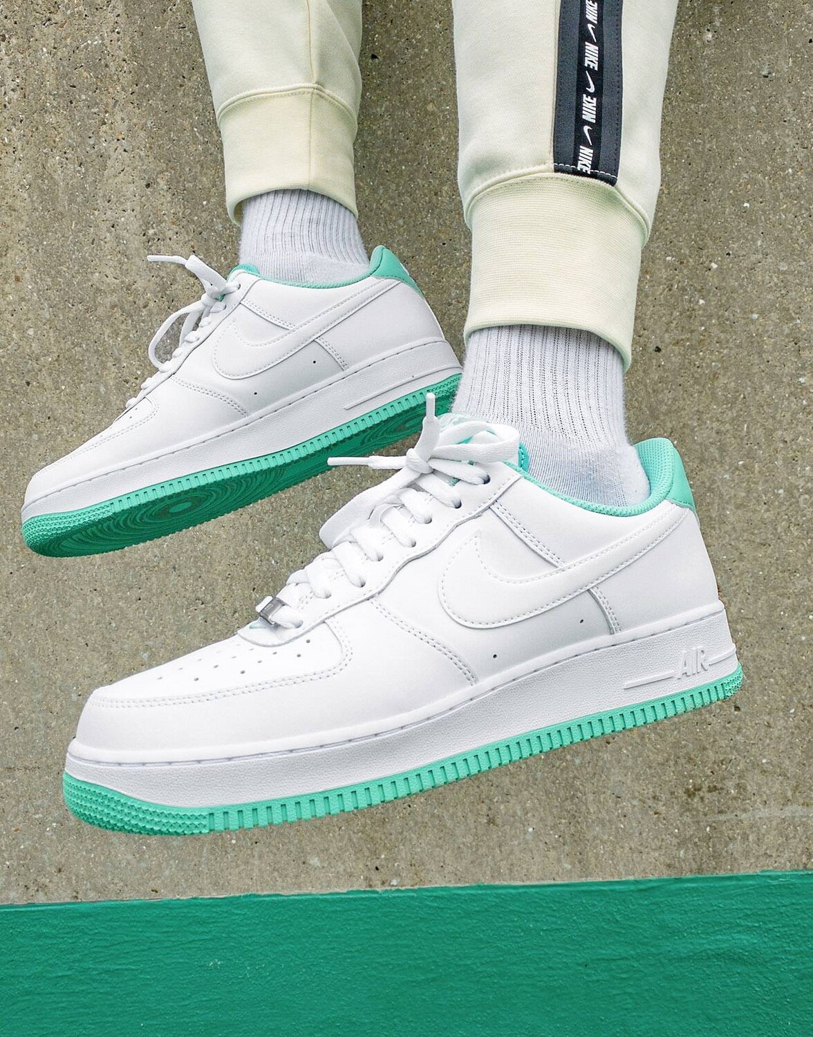 

Кроссовки Nike Air Force 1 '07 белого и светло-коричневого цвета