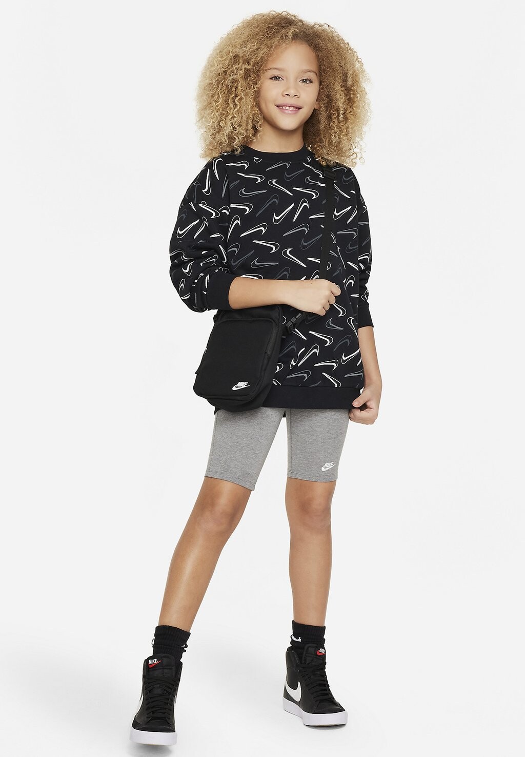 

Толстовка Oversized Crew-Neck Nike, цвет black white