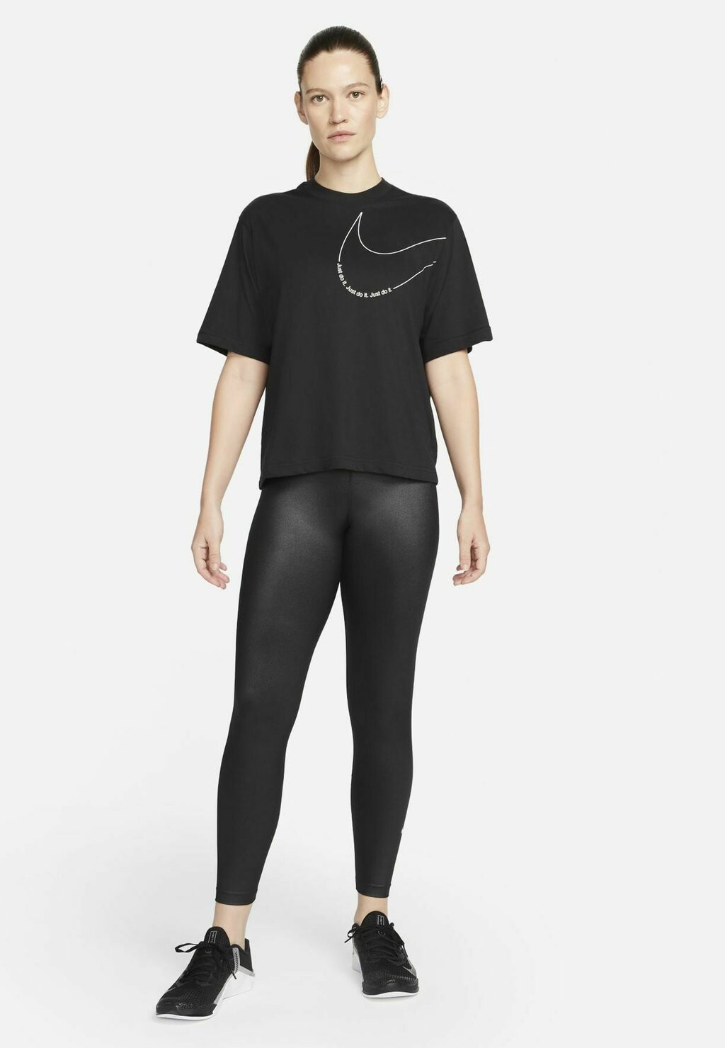

Принт на футболке Nike, черный