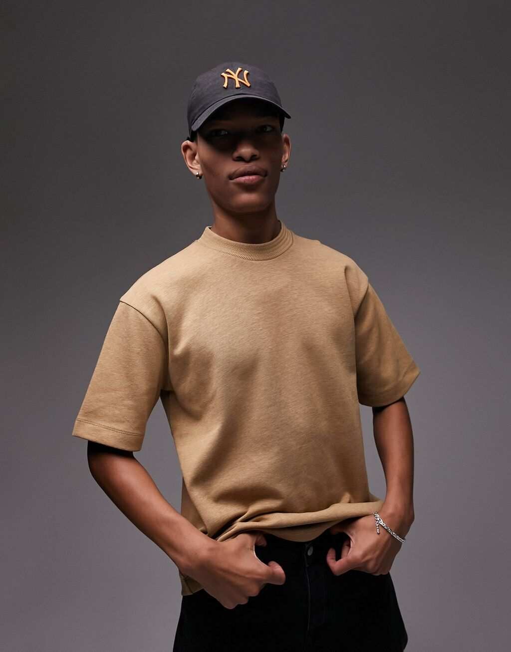 

Коричневая тяжелая футболка оверсайз с узором «елочка» Topman