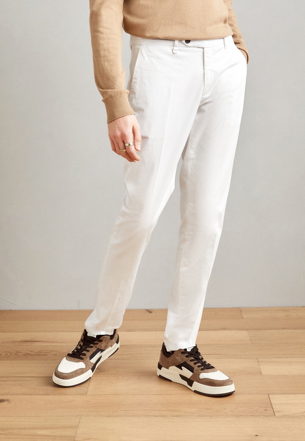 цена Чиносы Trousers Bryan Antony Morato, цвет cream