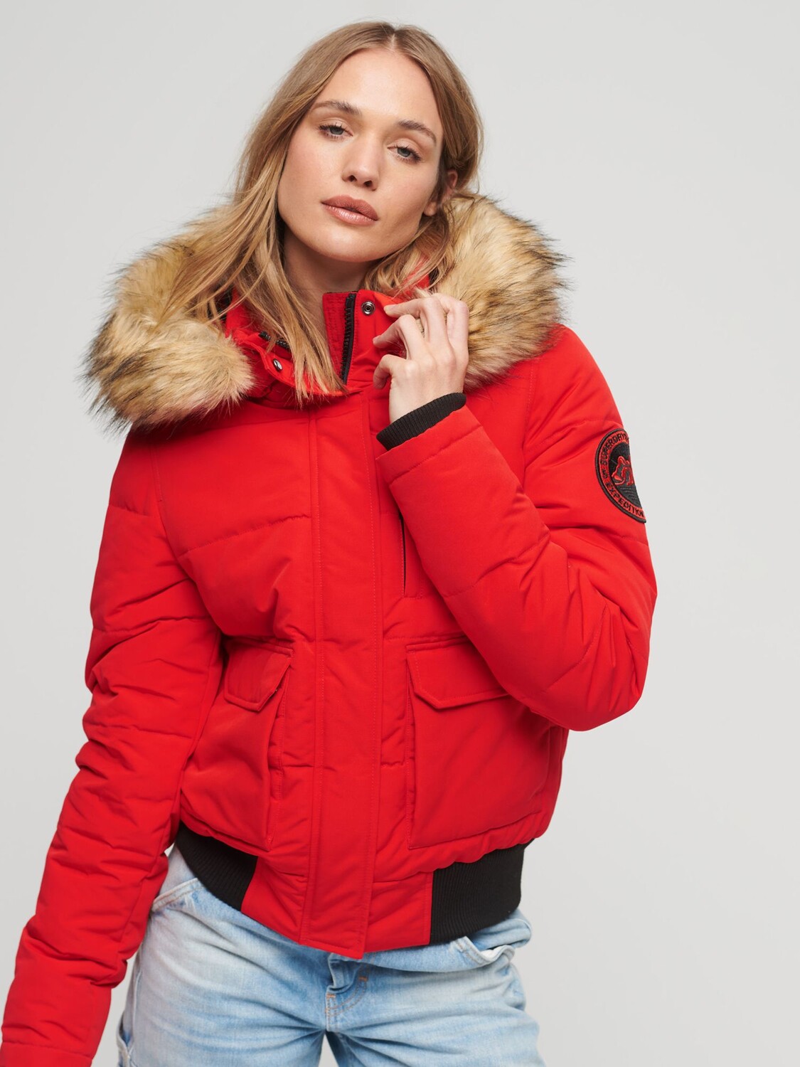 

Куртка-бомбер Superdry с капюшоном Everest Puffer, красный с высоким риском