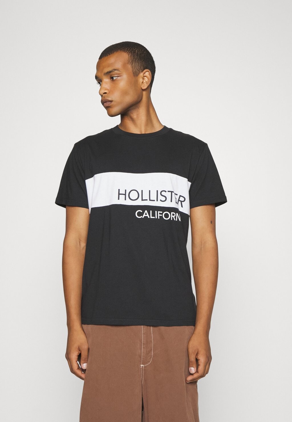 

Футболка с принтом ФУТБОЛКА CHEST LOGO BLOCK Hollister Co., черная, Черный