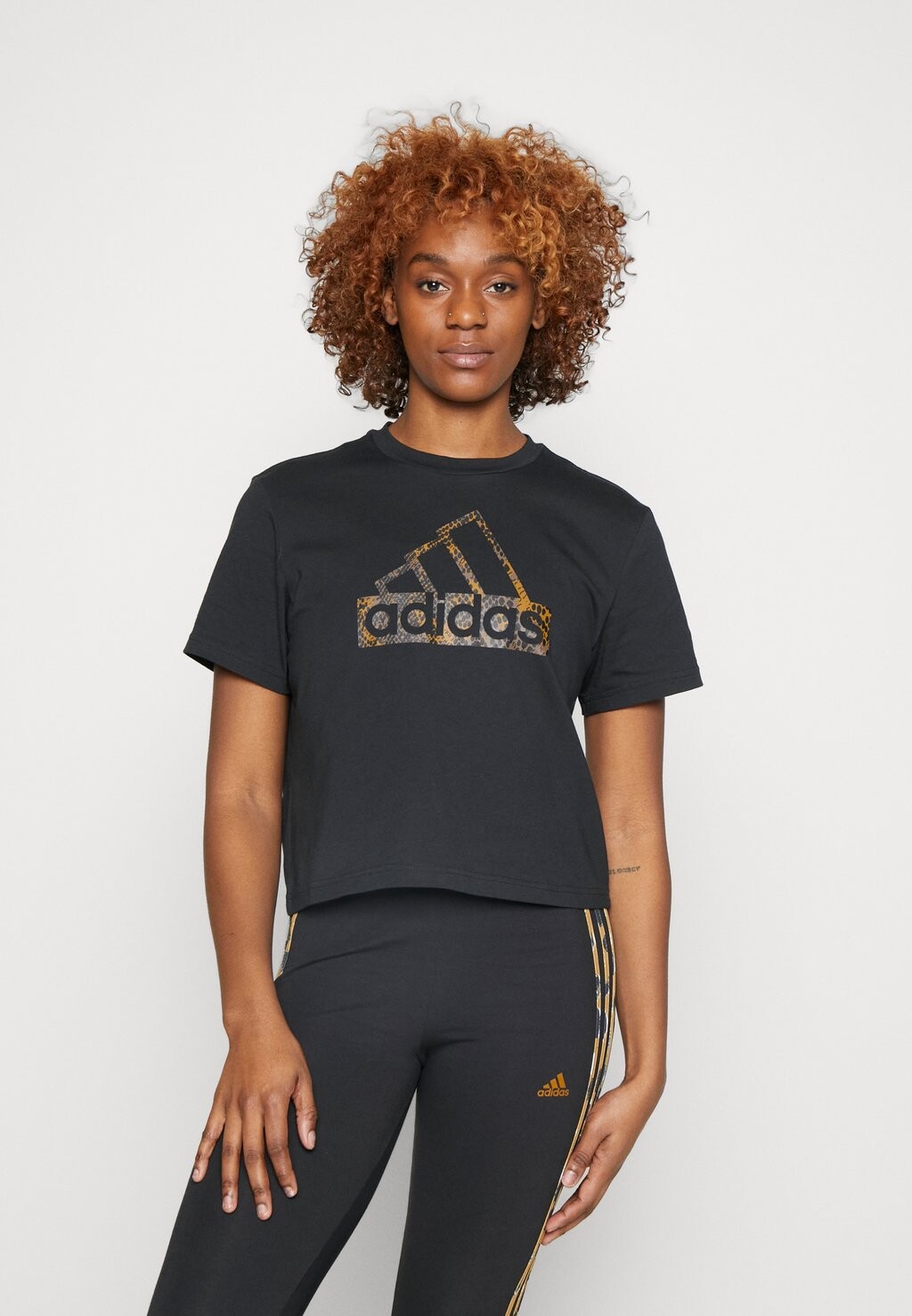 

Футболка с принтом Adidas, черный