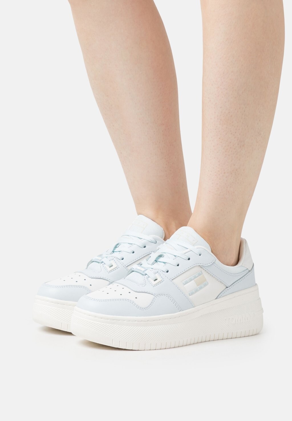 

Кроссовки Tommy Jeans Retro Basket Flatform Mix, мерцающий синий / экрю