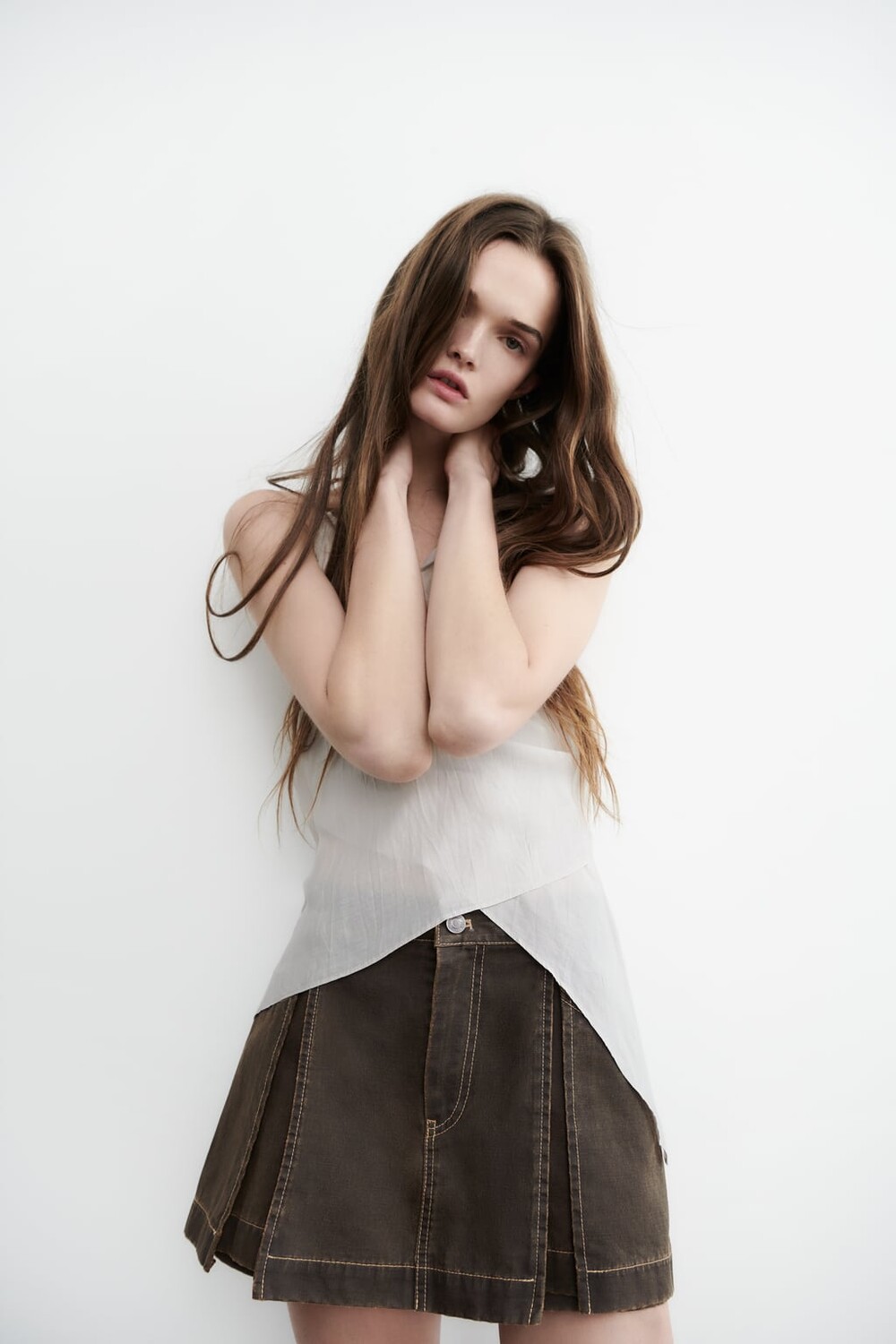 

Асимметричный топ с бусиной ZARA