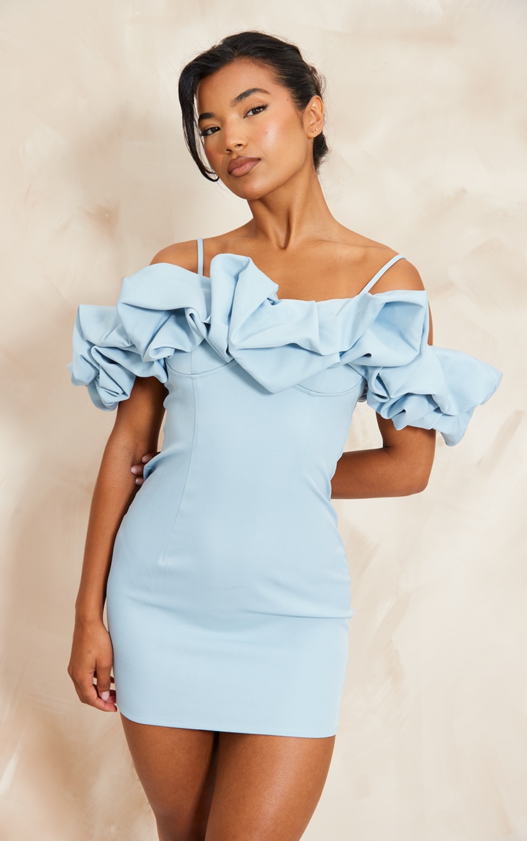 цена PrettyLittleThing Пыльно-синее облегающее платье с открытыми плечами и оборками