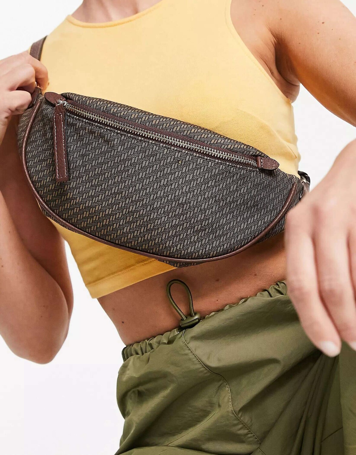 

Коричневая поясная сумка с монограммой ASOS 90s