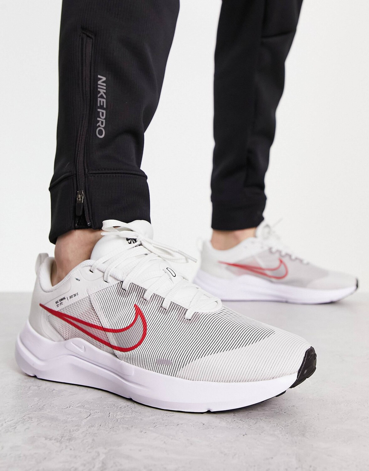 

Светло-серые кроссовки Nike Running Downshifter 12