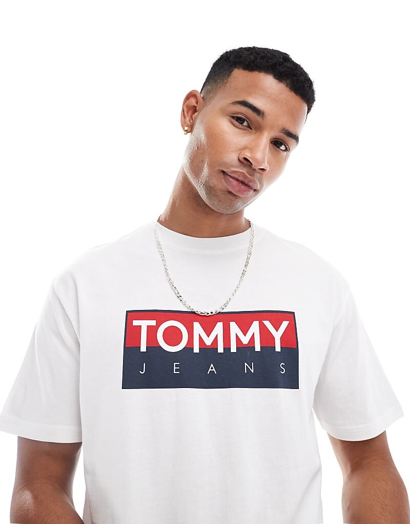 

Белая классическая футболка унисекс с крупным логотипом Tommy Jeans